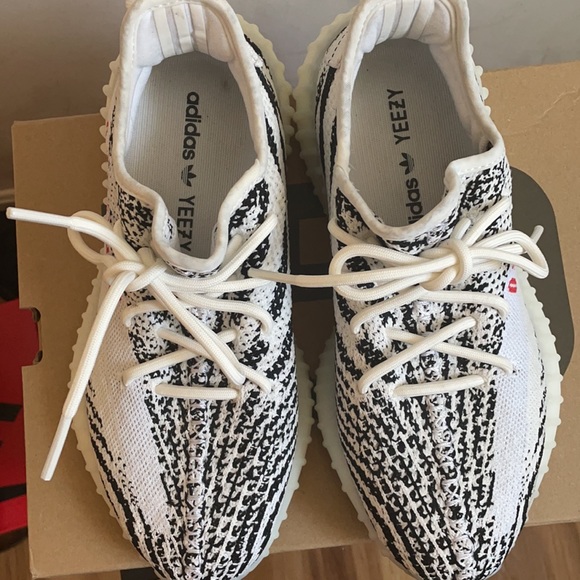 Trendy style. Comes with box 2022 release of 2017 350V2 - Picture 3 of 5